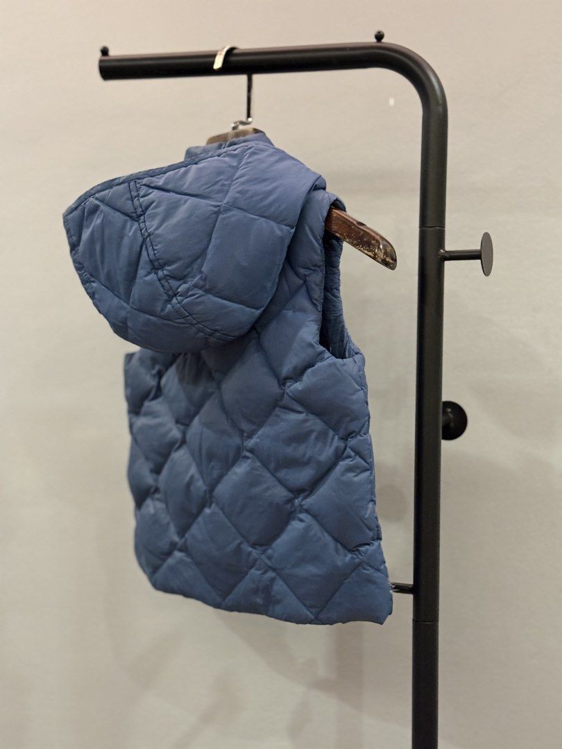 AIGLE KIDS WHITE GOOSE DOWN VEST (Category: Babies & Kids Fashion) located in Dagupan City. Submitted by size.spectrum (Listing ID 1450296359, Image 3). Description: FOR 4 YEARS OLD LIKE NEW 📍PANGASINAN 🚚J&T 🏦GCASH .