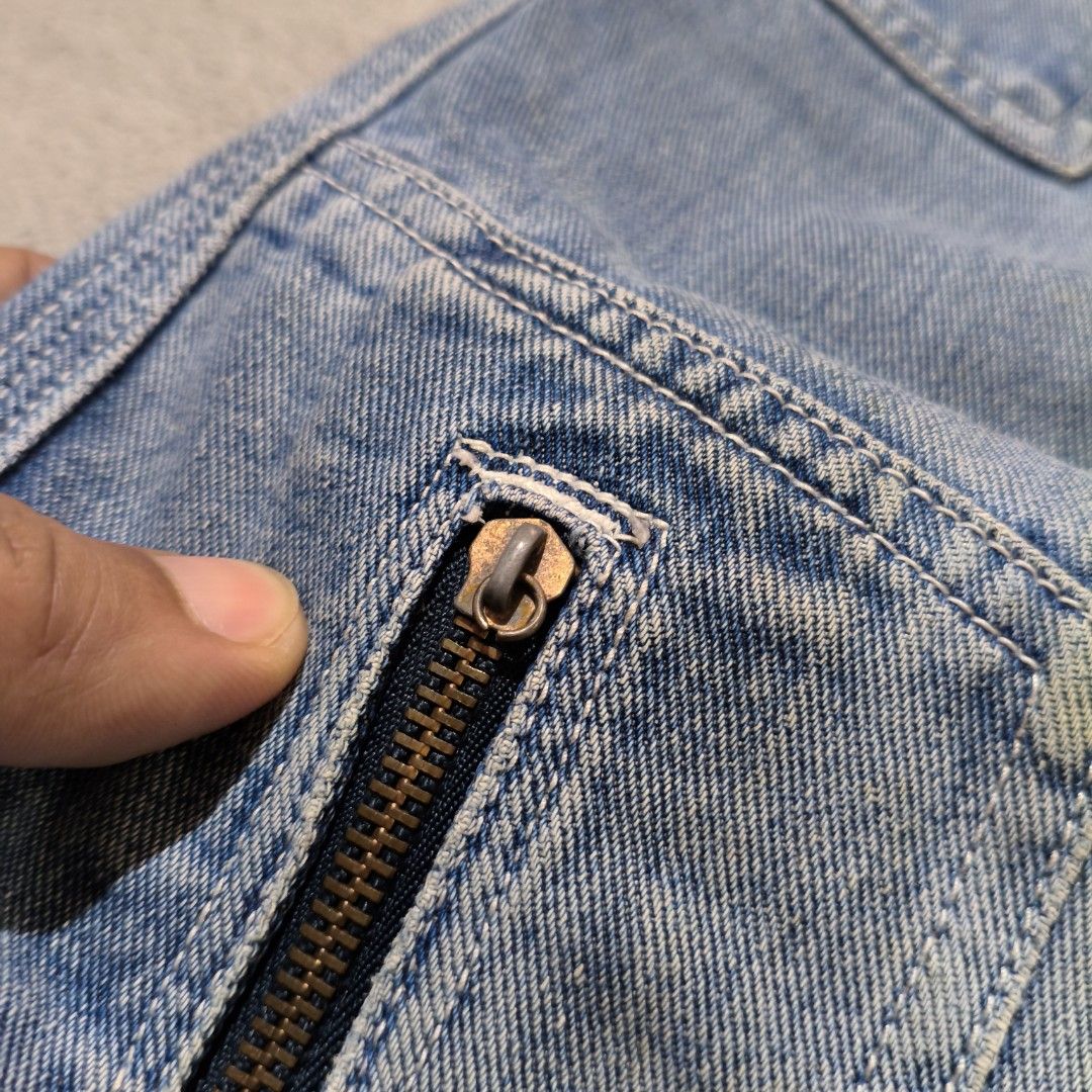 Andy Paul y2k baggy jeans (Category: Jeans) located in Calatrava. Submitted by ermitany0 (Listing ID 1450269897, Image 2). Description: Andy Paul y2k baggy jeans Good condition size: 32-33 tigh: 13.5" length: 45" hem: 9" issue: - stains -missing 2 pullers on zippers still presentable.. please check photos for more details ✅⬇️ location: Negros Occidental PM if interested 📩📩📩📩.