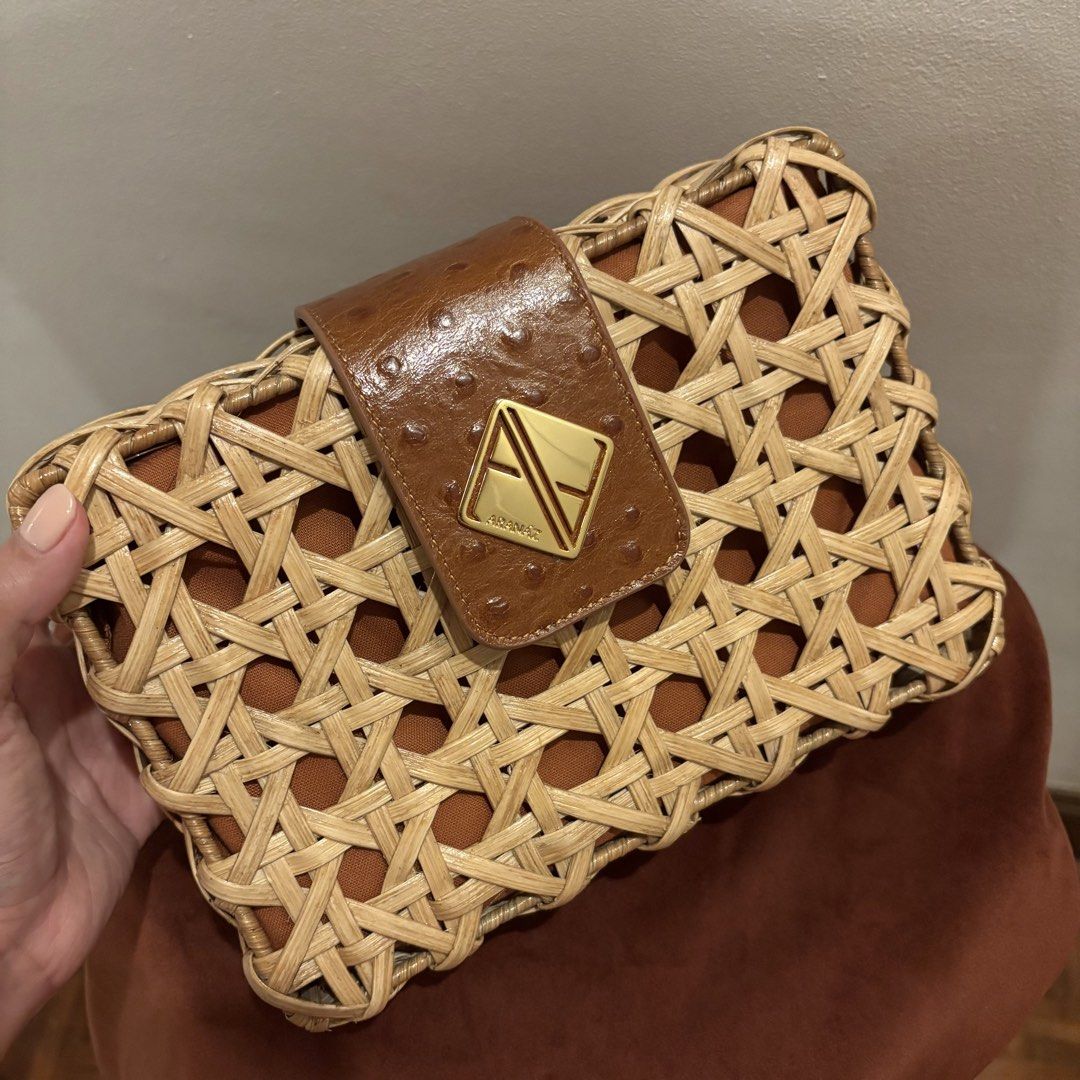 ARANAZ - Charlie Bag Large (Category: Shoulder Bags) located in Paranaque City. Submitted by declutter_76 (Listing ID 1450271615, Image 3). Description: - Comes with gold chain strap & dust bag - Used once - Minor defect: One gold button/stud is missing, but is repairable at any Aranaz store - Slightly negotiable .