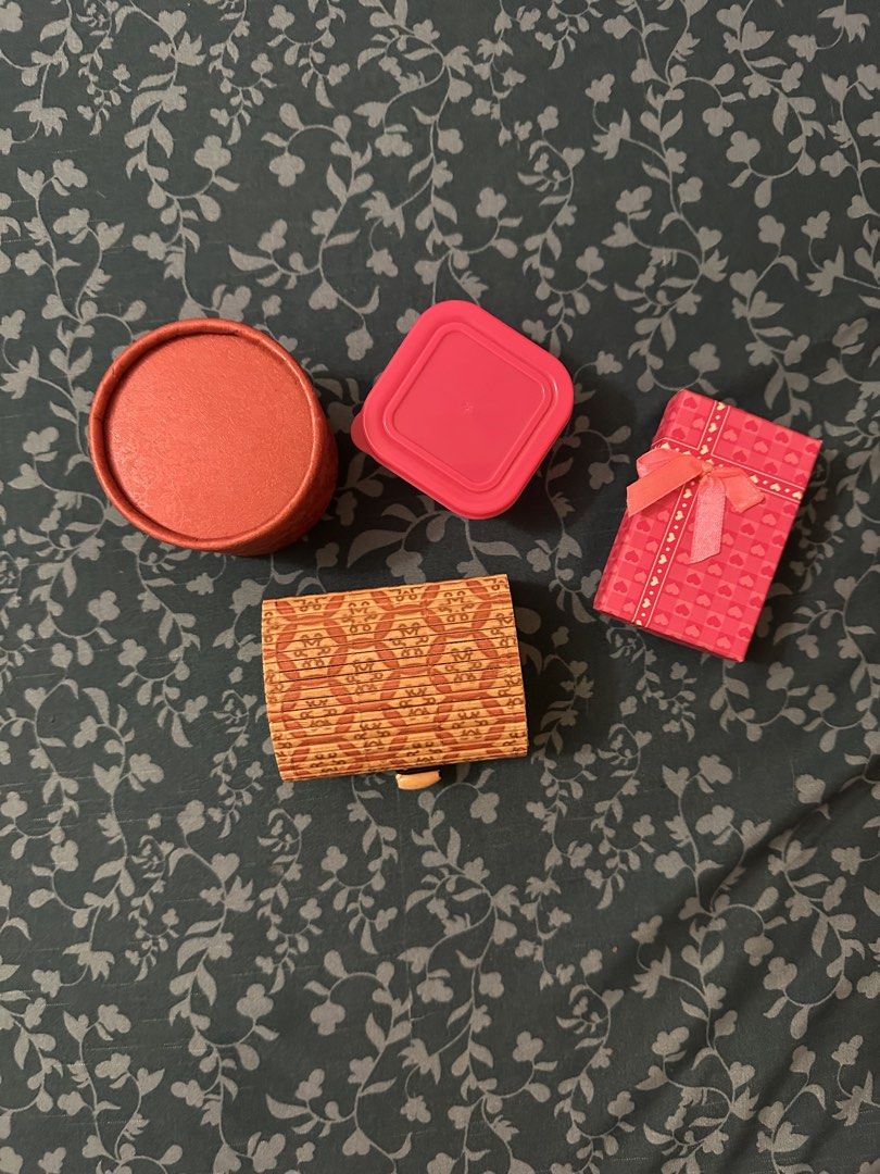 assorted box (Category: Others) located in Bintulu. Submitted by prelovedbymalaysia_ (Listing ID 1450290768, Image 1). Description: take all RM10 postage by DFOD.