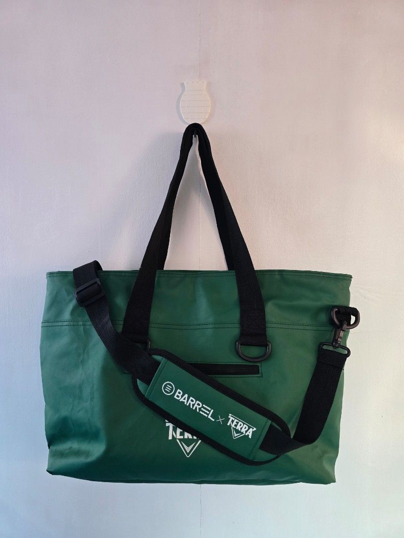 Barrel x Terra Green Duffel Bag (Category: Sling Bags) located in Abuyog. Submitted by rmrtabs (Listing ID 1450225283, Image 1). Description: - Barrel x Terra green duffel bag - Main zippered compartment - Smaller zippered pocket on the front - Detachable shoulder strap - Two carry handles - Insulated interior (likely) - Ideal for gym or travel Color may vary due to lighting. Item is in Abuyog and Tacloban. Shipping is available via j&t. Note: Al