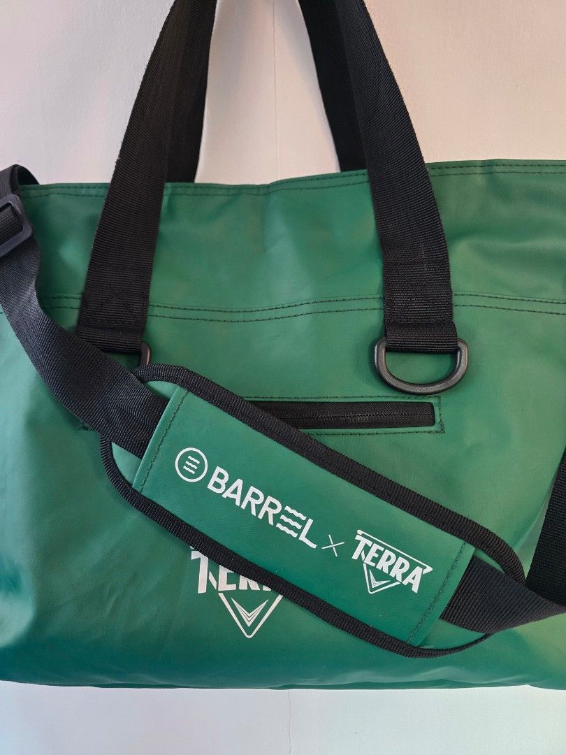 Barrel x Terra Green Duffel Bag (Category: Sling Bags) located in Abuyog. Submitted by rmrtabs (Listing ID 1450225283, Image 2). Description: - Barrel x Terra green duffel bag - Main zippered compartment - Smaller zippered pocket on the front - Detachable shoulder strap - Two carry handles - Insulated interior (likely) - Ideal for gym or travel Color may vary due to lighting. Item is in Abuyog and Tacloban. Shipping is available via j&t. Note: Al