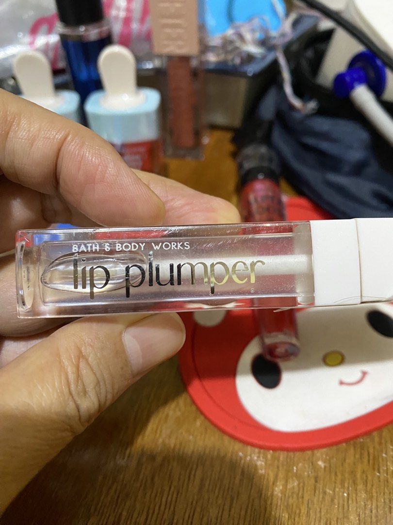 Bath & Body Works Lip Plumper (Category: Makeup) located in Cavite. Submitted by momrocks (Listing ID 1450181393, Image 1). Description: Bath & Body Works lip plumper is a 5.5g gloss formulated to create fuller-looking lips. It comes in a clear tube with a white applicator cap and features a glossy, high-shine finish..