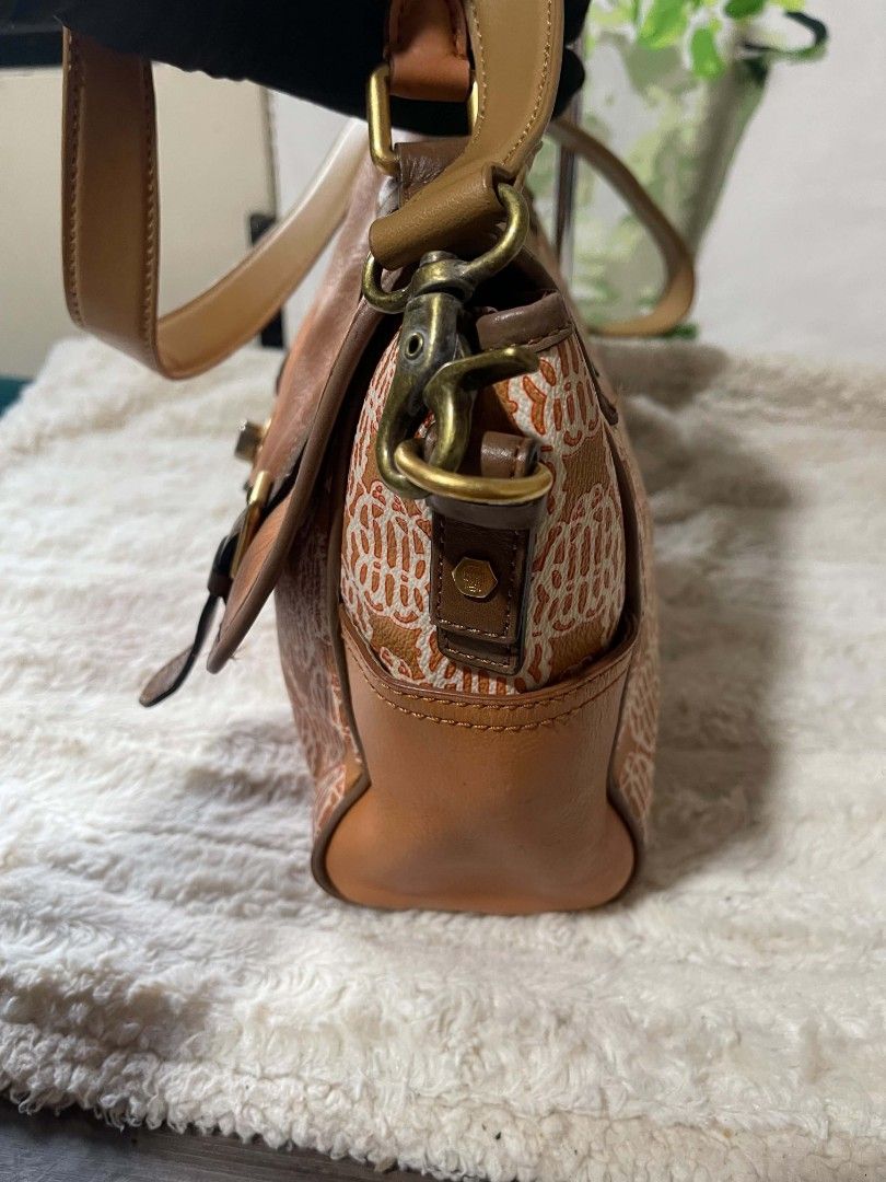 Beanpole Brown Leather Satchel Bag with Orange Pattern (Category: Luxury Bags & Wallets) located in Naawan. Submitted by twilly.apparel2 (Listing ID 1450227833, Image 3). Description: -issue change sling Adorable satchel bag in a stylish orange and brown colorway. - Features unique patterned fabric on the sides and bottom. - Durable leather straps and handle for a premium feel. - Secure turn-lock closure on the front. - Includes a long, adjustabl