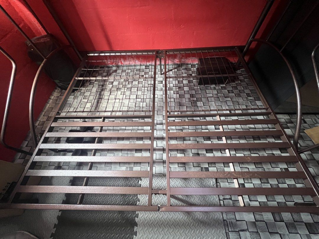 Bed Frame (Category: Other Home Furniture) located in Ampang. Submitted by victor08_ (Listing ID 1450317945, Image 2). Description: 🛏️ Katil Double Decker Besi Untuk Dijual – RM250 ✅ Struktur besi kukuh dan tahan lasak ✅ Saiz bawah: Queen Size ✅ Saiz atas: Single Size ✅ Sesuai untuk bilik anak, asrama atau rumah sewa ✅ Masih dalam keadaan baik 🛌 Tilam itu boleh bagi free 🆓 💰 Harga: RM250 📍 Self pickup / boleh bincang penghantaran. Berminat b