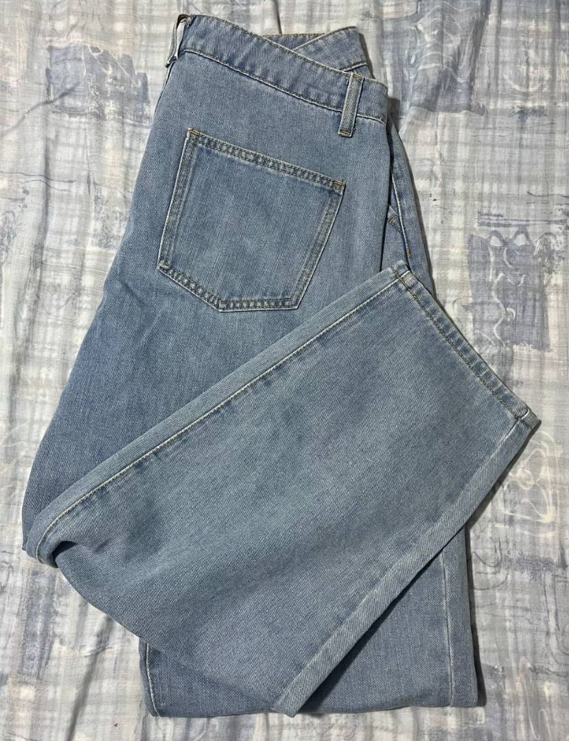 Bench Light Wash Wide Leg Jeans (Category: Jeans) located in Las Pinas. Submitted by refo1d.studio (Listing ID 1450288593, Image 2). Description: - Light wash denim jeans - Wide leg cut for a relaxed fit - Classic five-pocket styling - Button and zip fly closure - Versatile for casual outfits - Easy to pair with various tops.