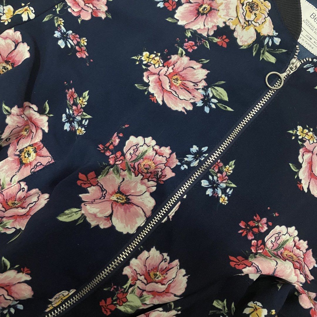 Bershka Navy Floral Bomber Jacket Size M (Category: Coats, Jackets and Outerwear) located in Gapan. Submitted by sonikku (Listing ID 1450258624, Image 3). Description: See last photo for flaw - Navy blue lightweight bomber jacket - Pretty floral print - Zip-up front with faux pockets - Ribbed cuffs and hem - Made in Tunisia - Size medium - Great for layering #2010s.