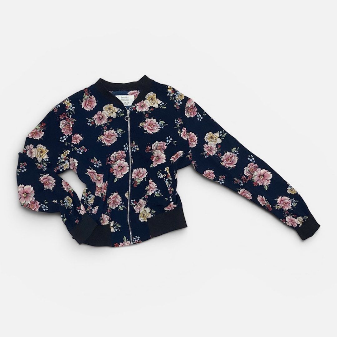 Bershka Navy Floral Bomber Jacket Size M (Category: Coats, Jackets and Outerwear) located in Gapan. Submitted by sonikku (Listing ID 1450258624, Image 1). Description: See last photo for flaw - Navy blue lightweight bomber jacket - Pretty floral print - Zip-up front with faux pockets - Ribbed cuffs and hem - Made in Tunisia - Size medium - Great for layering #2010s.