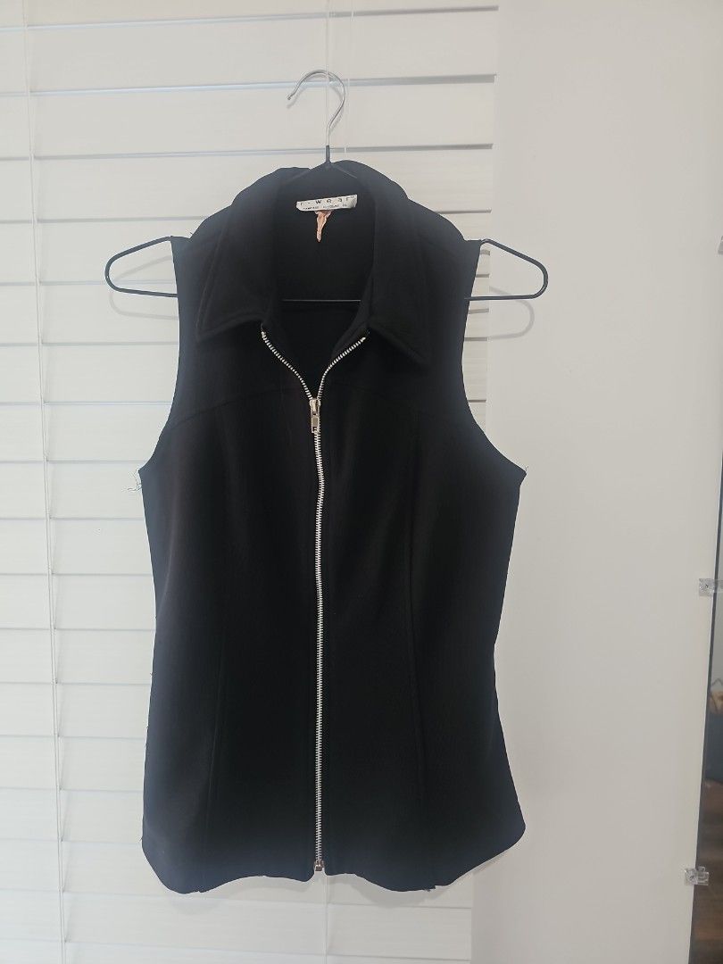 Black Sleeveless Zip-Up Top (with zipper) (Category: Sleeveless) located in Carmona. Submitted by boramartph (Listing ID 1450227438, Image 1). Description: Fits S-M - Black sleeveless top - Zip-up front with silver-toned detail RFS: Decluttering.