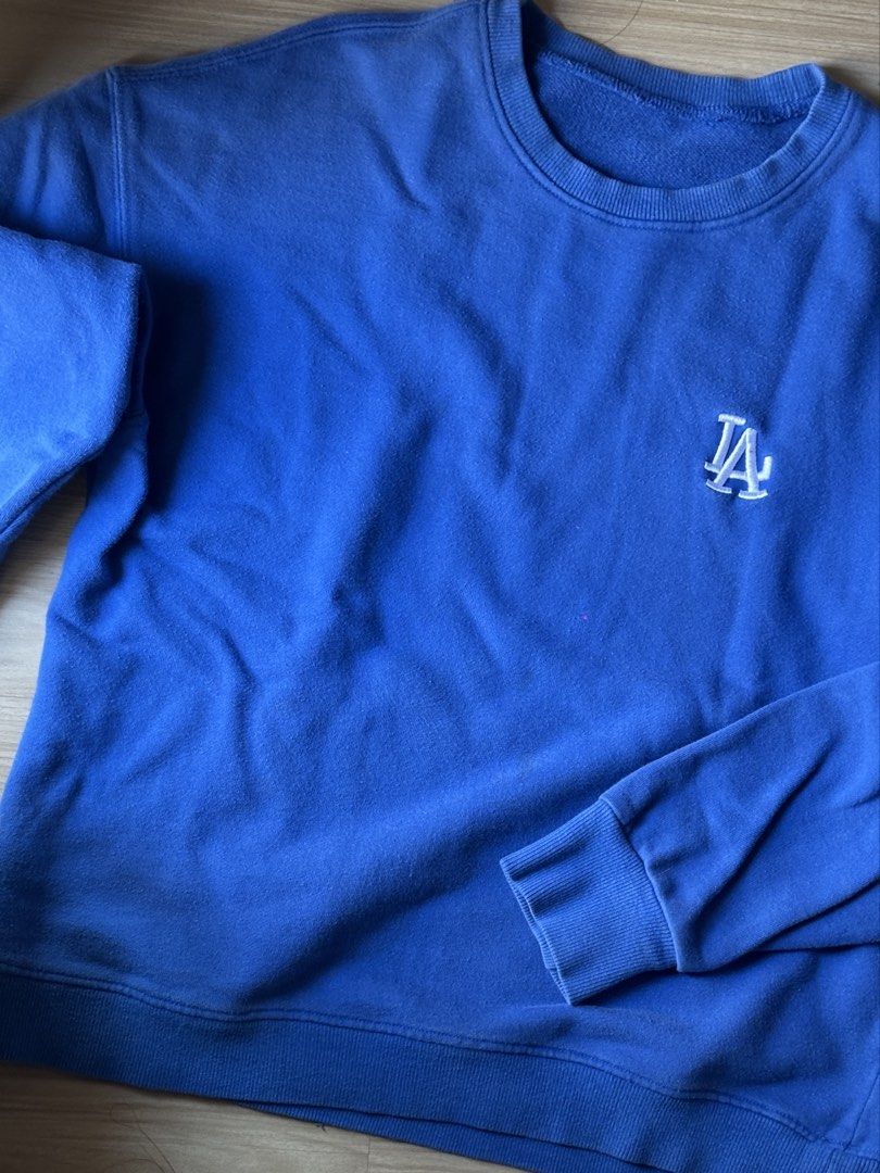 Blue LA Crewneck Sweatshirt (Category: Coats, Jackets and Outerwear) located in Quezon City. Submitted by prelovednd21 (Listing ID 1450227933, Image 2). Description: Small - Semi Large - Embroidered logo on chest - Long sleeves with ribbed cuffs and hem - Comfortable and casual design - Versatile for pairing with jeans or shorts .