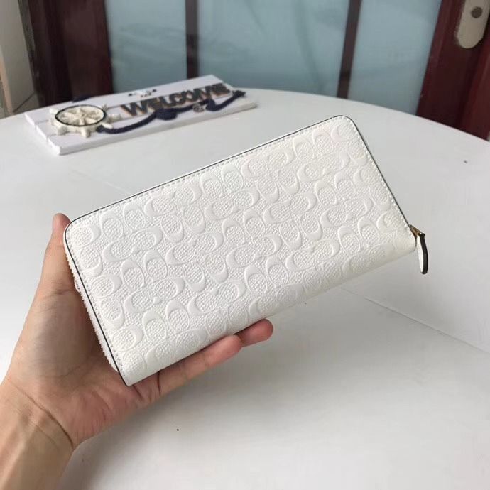 Brand New Ladies Pure White Tone-On-Tone C Print Long Daily Trainer Gold Metal Logo （分類：長銀包）位於 Hong Kong。 由 bellezza. 提交（商品編號 1450258975，圖片 2）。簡介： 。