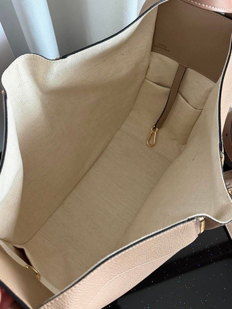 Calfskin Hammock (Category: Luxury Bags & Wallets) located in Paranaque City. Submitted by kgmgiftedph20 (Listing ID 1450283413, Image 3). Description: .