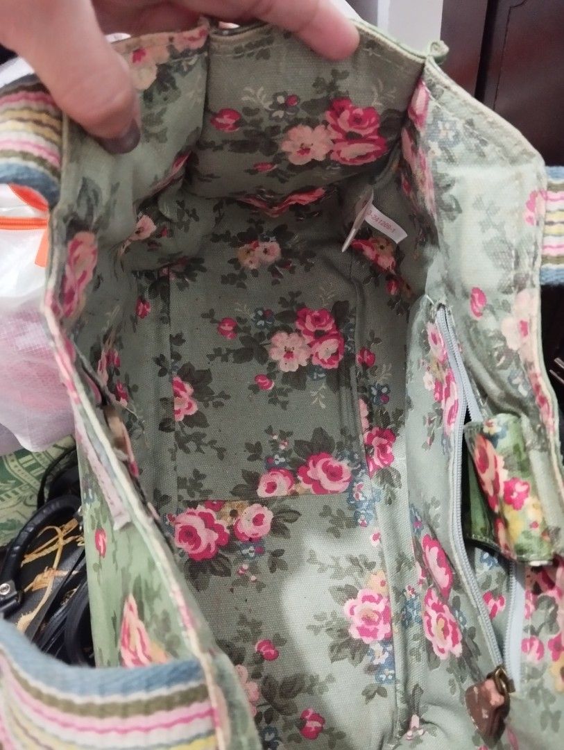 Cath Kidston Tote Bag Floral Print (Category: Tote Bags) located in Manila. Submitted by beckylafea (Listing ID 1450184500, Image 3). Description: - Cute Cath Kidston tote bag - Features a lovely green floral print - Inside lining also has a floral pattern - Handles show some signs of wear - Great for everyday use - Plenty of space inside for your essentials.