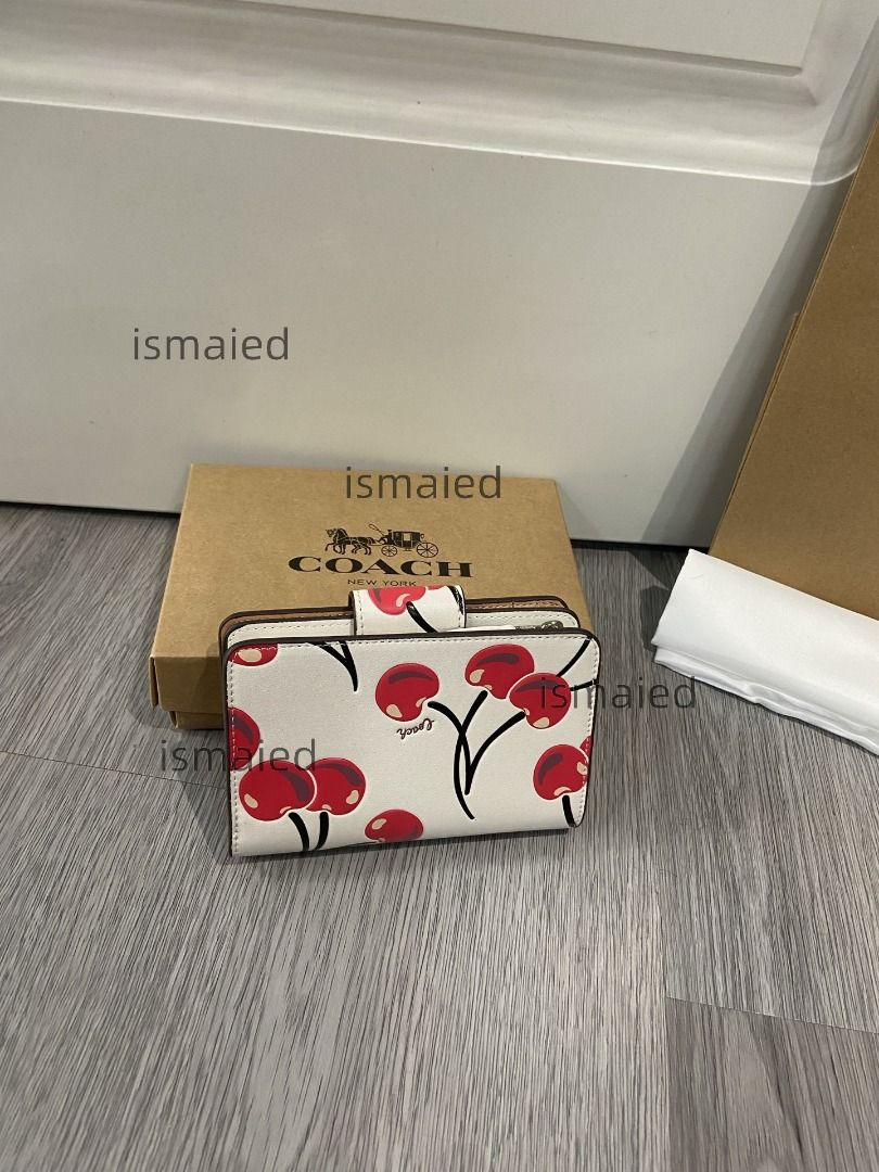 Coach櫻桃印花短款錢包 白底紅櫻桃 （分類：銀包、卡片套）位於 Hong Kong。 由 zen_ismaied 提交（商品編號 1450140181，圖片 3）。簡介： 。