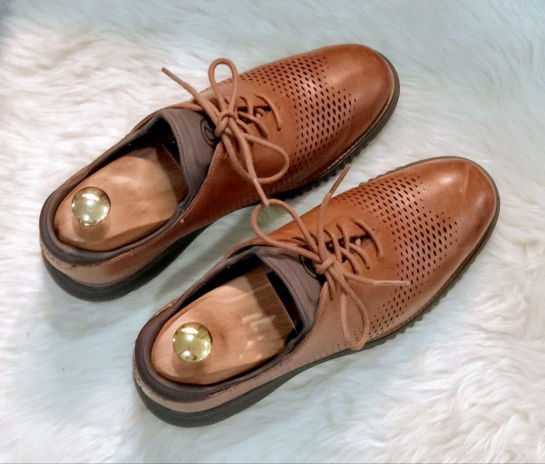 Cole Haan 2.zerogrand Laser Wingtip Oxford in British Tan Java Sz 7W (Category: Casual Shoes) located in Paranaque City. Submitted by sole2squeeze (Listing ID 1449741682, Image 2). Description: - Brand: Cole Haan - Color: British Tan Java - Style: Leather Oxford Shoes - Features: Perforated toe box design, Lace-up closure - Sole: Comfortable Grand.OS sole - Excludes Shoe trees - Occasion: Ideal for smart casual wear - Size 7W.