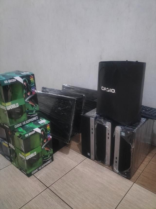 COMPUTER SET (Category: Desktops) located in Caloocan City. Submitted by itemsforsalecheap (Listing ID 1450208487, Image 2). Description: 🔥 FOR SALE – COMPLETE COMPUTER SET 🔥 💰 ONLY ₱6,000 PER SET! 💰 🚚 Cash on Delivery (COD) available within Metro Manila (NCR) (Delivery fee not included.) 🖥️ System Unit ✅ Intel Core i5-7500 / i5-7600 (7th Gen) Processor ✅ Intel HD 630 Graphics ✅ 8GB DDR4 RAM ✅ 500GB Hard Disk Drive (HDD) ✅ Reliable iTX Powe