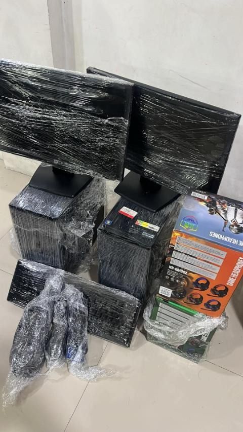 COMPUTER SET (Category: Desktops) located in Caloocan City. Submitted by itemsforsalecheap (Listing ID 1450208487, Image 1). Description: 🔥 FOR SALE – COMPLETE COMPUTER SET 🔥 💰 ONLY ₱6,000 PER SET! 💰 🚚 Cash on Delivery (COD) available within Metro Manila (NCR) (Delivery fee not included.) 🖥️ System Unit ✅ Intel Core i5-7500 / i5-7600 (7th Gen) Processor ✅ Intel HD 630 Graphics ✅ 8GB DDR4 RAM ✅ 500GB Hard Disk Drive (HDD) ✅ Reliable iTX Powe