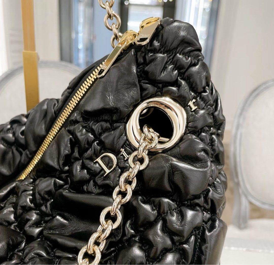 全新dior milly-la-foret bag medium中號 black 黑色蓬蓬超大藤格紋可拆卸雙鏈條 牛皮革 手袋 單肩袋M1415OUYA-M900 （分類：手袋及銀包）位於 Hong Kong。 由 societyinfame 提交（商品編號 1450208447，圖片 3）。簡介： https://www.societyinfame.com -全新一手正貨保證 -設現貨及預訂款式 -觀塘辦公室預約取件 -其他尺寸或款式報價可wts/PM -100% new and authentic - Pick up in Kwun Tong Office - Other sizes or colours please message us IG:societyinfame 落單查詢:59884725 We ship worldwide. Welcome luxury buyers from Thailand, Vietnam, Singapore,Taiwan,Malaysia a