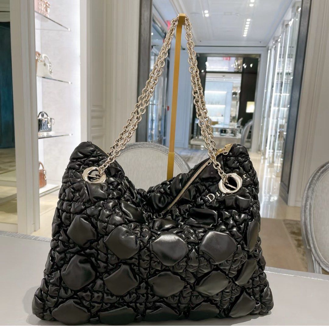 全新dior milly-la-foret bag medium中號 black 黑色蓬蓬超大藤格紋可拆卸雙鏈條 牛皮革 手袋 單肩袋M1415OUYA-M900 （分類：手袋及銀包）位於 Hong Kong。 由 societyinfame 提交（商品編號 1450208447，圖片 1）。簡介： https://www.societyinfame.com -全新一手正貨保證 -設現貨及預訂款式 -觀塘辦公室預約取件 -其他尺寸或款式報價可wts/PM -100% new and authentic - Pick up in Kwun Tong Office - Other sizes or colours please message us IG:societyinfame 落單查詢:59884725 We ship worldwide. Welcome luxury buyers from Thailand, Vietnam, Singapore,Taiwan,Malaysia a