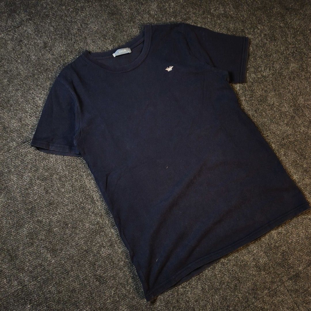 Dior Navy Blue T-shirt with Bee Logo (Category: Tshirts & Polo Shirts ) located in San Fernando. Submitted by retro_d (Listing ID 1450160149, Image 1). Description: - Navy blue Dior t-shirt - Iconic embroidered bee logo on chest - Ideal for casual styling.