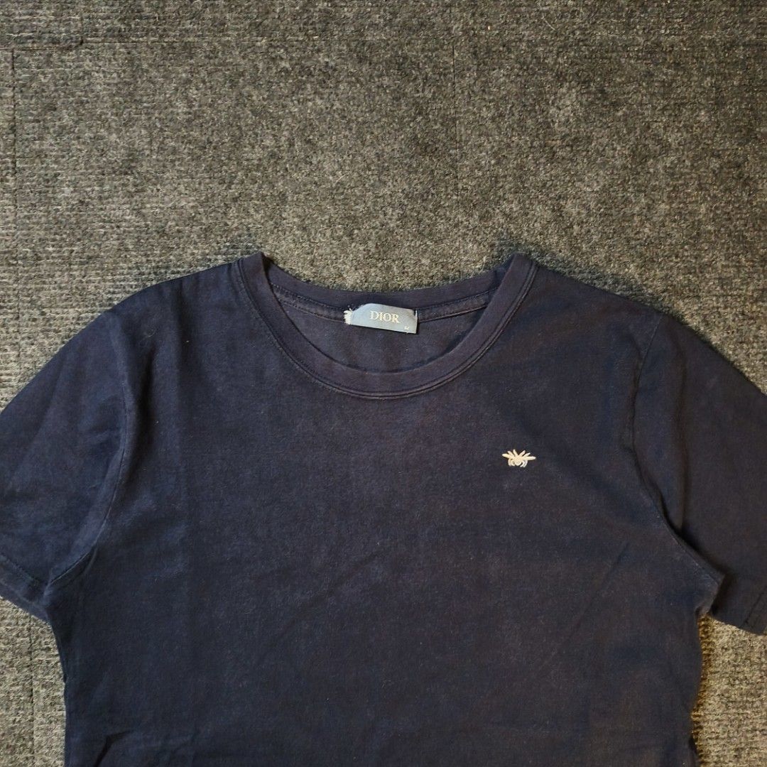 Dior Navy Blue T-shirt with Bee Logo (Category: Tshirts & Polo Shirts ) located in San Fernando. Submitted by retro_d (Listing ID 1450160149, Image 2). Description: - Navy blue Dior t-shirt - Iconic embroidered bee logo on chest - Ideal for casual styling.