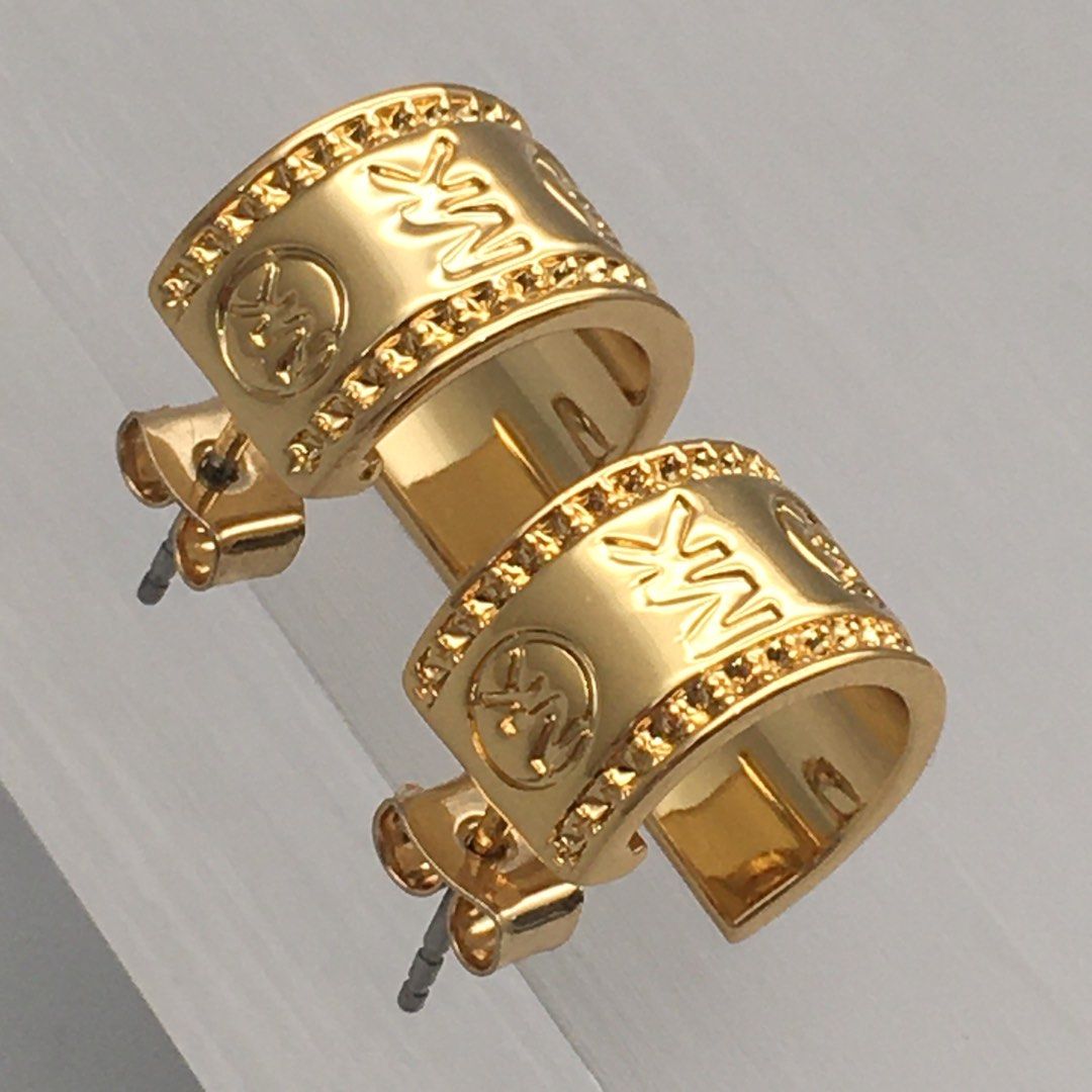 E313 - Michael Kors golden plated sample earrings huggie stud （分類：飾物及配件）位於 Hong Kong。 由 kidschild 提交（商品編號 1450225844，圖片 2）。簡介： 👑Defective Factory Sample Accessories💍 🛍Brand new condition 💳Payme/AlipayHK 📮Postage @ buyers expense Normal Post $10/ ec-get $13 /SF express $17up 🤝No Meet Up🚫No swaps/returns/time wasters 💬Msg me with any Q’s! 。