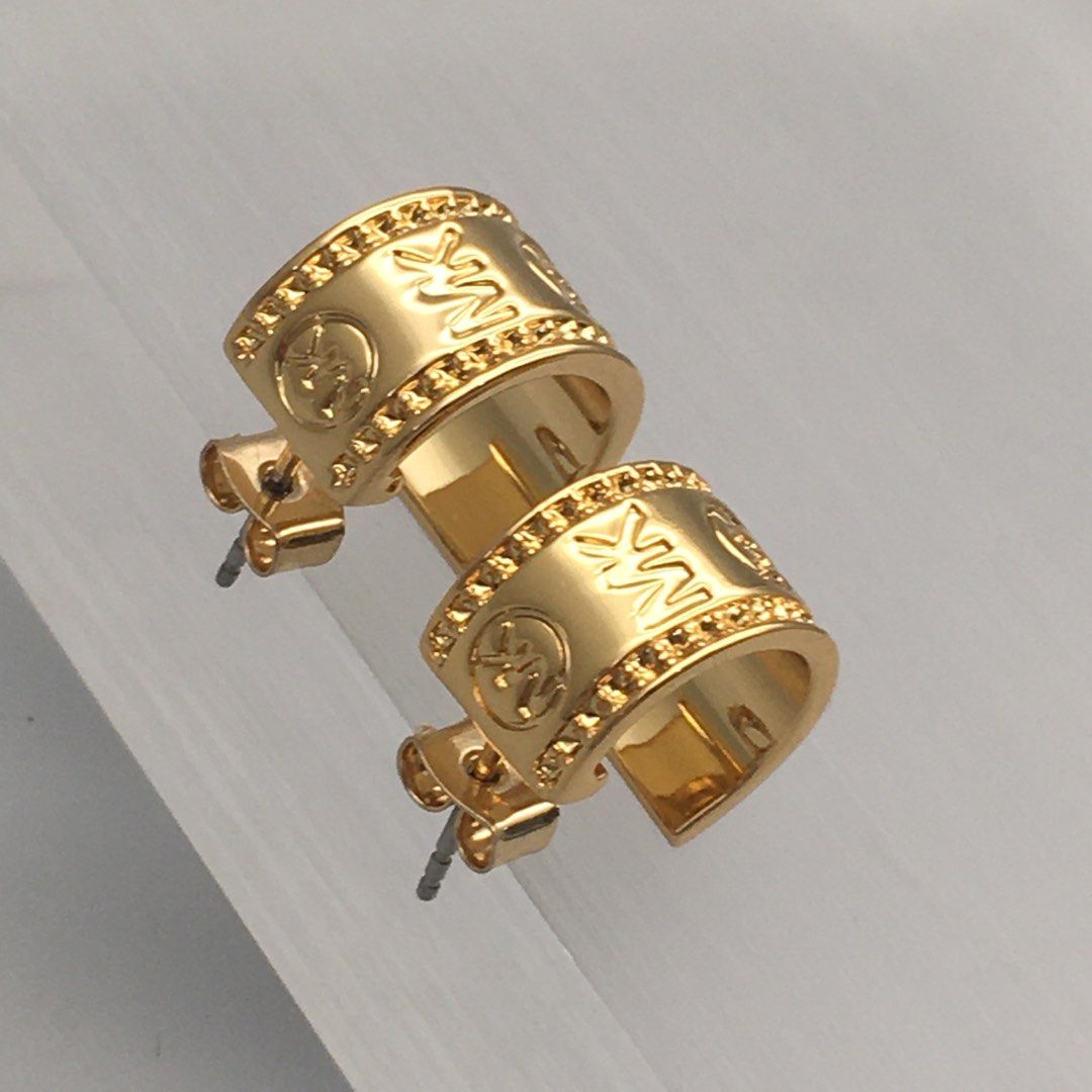 E313 - Michael Kors golden plated sample earrings huggie stud （分類：飾物及配件）位於 Hong Kong。 由 kidschild 提交（商品編號 1450225844，圖片 3）。簡介： 👑Defective Factory Sample Accessories💍 🛍Brand new condition 💳Payme/AlipayHK 📮Postage @ buyers expense Normal Post $10/ ec-get $13 /SF express $17up 🤝No Meet Up🚫No swaps/returns/time wasters 💬Msg me with any Q’s! 。