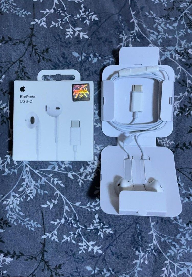 EARPODS USB-C (Category: Earphones) located in Manila. Submitted by milasgadgetph (Listing ID 1450175647, Image 1). Description: .