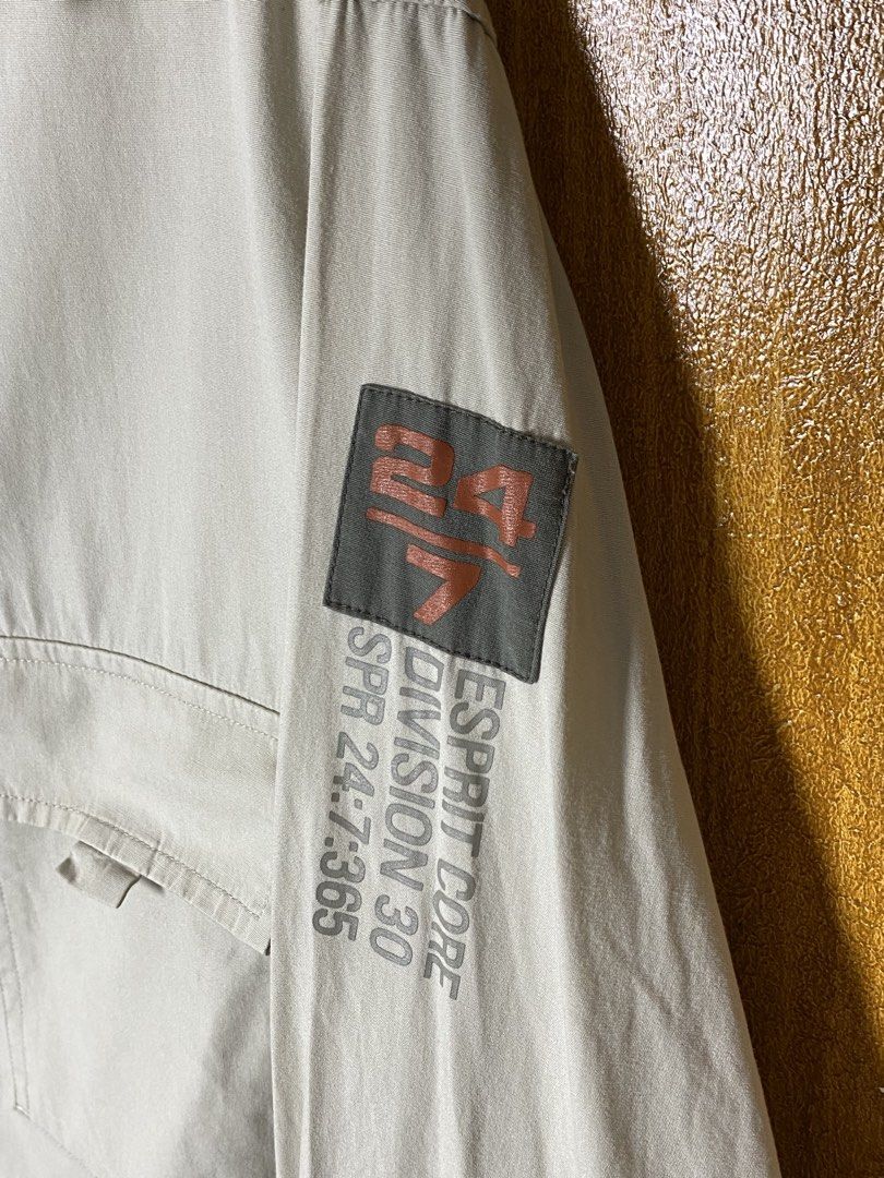 ESPRIT Long Sleeves Polo (Category: Tshirts & Polo Shirts ) located in Meycauayan. Submitted by arkibo (Listing ID 1450307849, Image 2). Description: DECLUTTERING‼️ - Esprit Men's Long Sleeve Shirt - Color: Light Beige - Size: M (D, F, USA) - Features: Two chest pockets, button cuffs - Unique Detail: Esprit branded patch on left sleeve - Style: Casual wear.