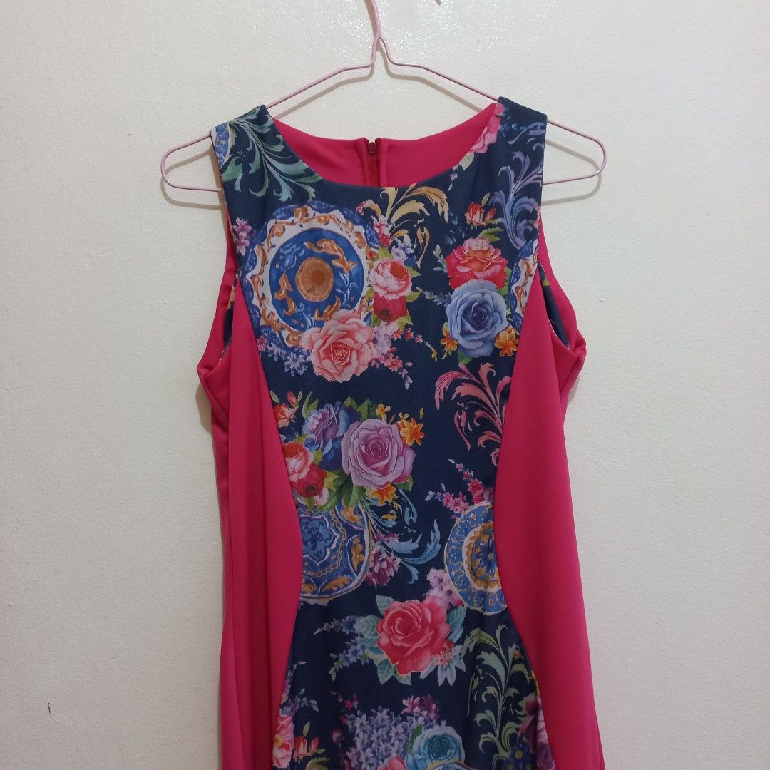 Floral Print Dress High Quality (Category: Dresses) located in Cainta. Submitted by a.sparks (Listing ID 1450317809, Image 3). Description: - Eye-catching bold floral print on a dark background. - Features contrasting pink fabric panels on the sides. - Sleeveless design for a cool and stylish look. - Convenient zipper closure at the back. - A unique pattern perfect for making a fashion statement. - fushia in actual, makapal tela.