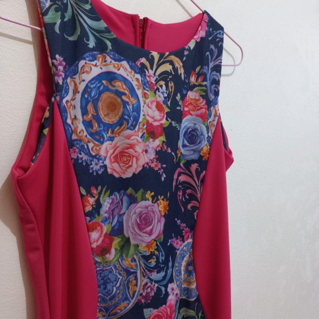 Floral Print Dress High Quality (Category: Dresses) located in Cainta. Submitted by a.sparks (Listing ID 1450317809, Image 2). Description: - Eye-catching bold floral print on a dark background. - Features contrasting pink fabric panels on the sides. - Sleeveless design for a cool and stylish look. - Convenient zipper closure at the back. - A unique pattern perfect for making a fashion statement. - fushia in actual, makapal tela.