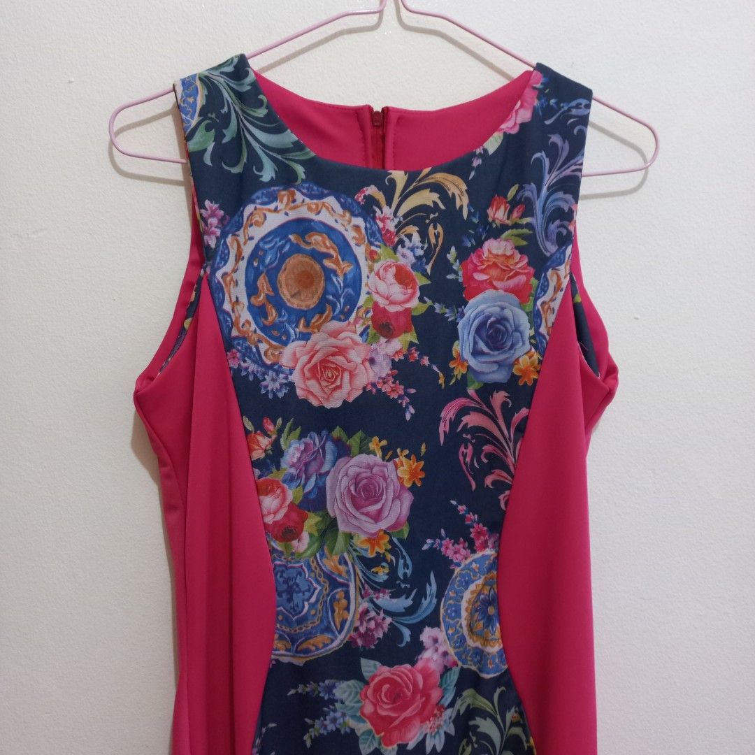 Floral Print Dress High Quality (Category: Dresses) located in Cainta. Submitted by a.sparks (Listing ID 1450317809, Image 1). Description: - Eye-catching bold floral print on a dark background. - Features contrasting pink fabric panels on the sides. - Sleeveless design for a cool and stylish look. - Convenient zipper closure at the back. - A unique pattern perfect for making a fashion statement. - fushia in actual, makapal tela.