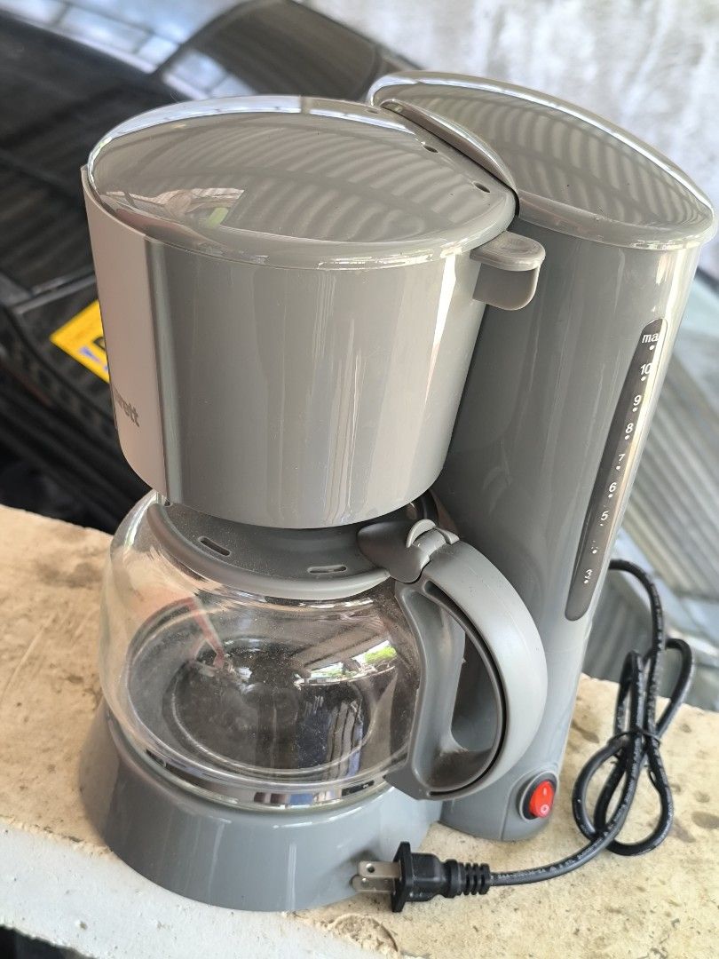 Garett Coffee Maker with Glass Carafe (Category: Coffee Machines & Makers) located in Mariveles. Submitted by perasight.clothing (Listing ID 1450174431, Image 3). Description: - Garett coffee maker - Includes glass carafe - Simple operation: add coffee grounds and water - Brews a fresh pot of coffee - Power cord included.