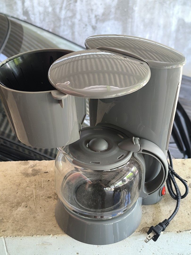 Garett Coffee Maker with Glass Carafe (Category: Coffee Machines & Makers) located in Mariveles. Submitted by perasight.clothing (Listing ID 1450174431, Image 2). Description: - Garett coffee maker - Includes glass carafe - Simple operation: add coffee grounds and water - Brews a fresh pot of coffee - Power cord included.