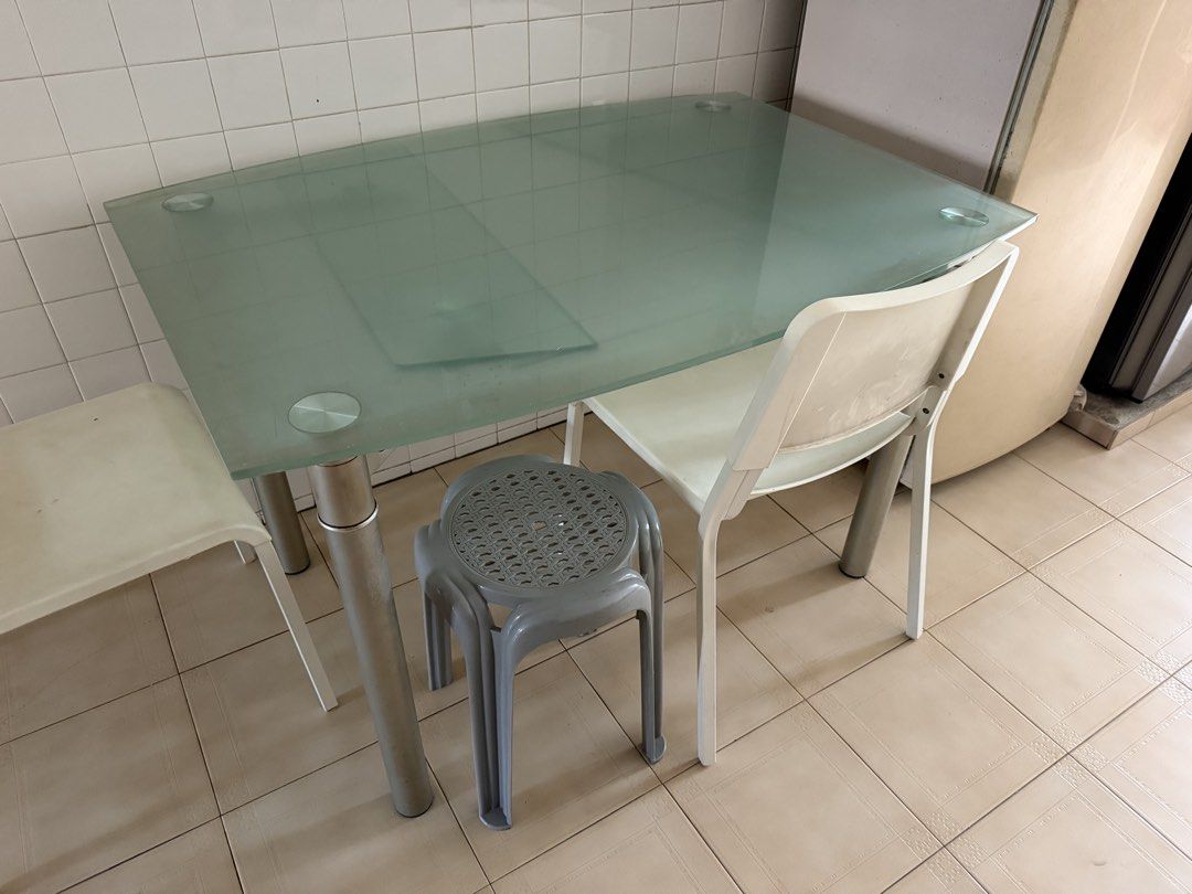 Dining Table (Category: Tables & Sets) located in Singapore. Submitted by yukispot (Listing ID 1450139657, Image 1). Description: Length - 118cm Width - 83cm Height - 75cm Extendable.