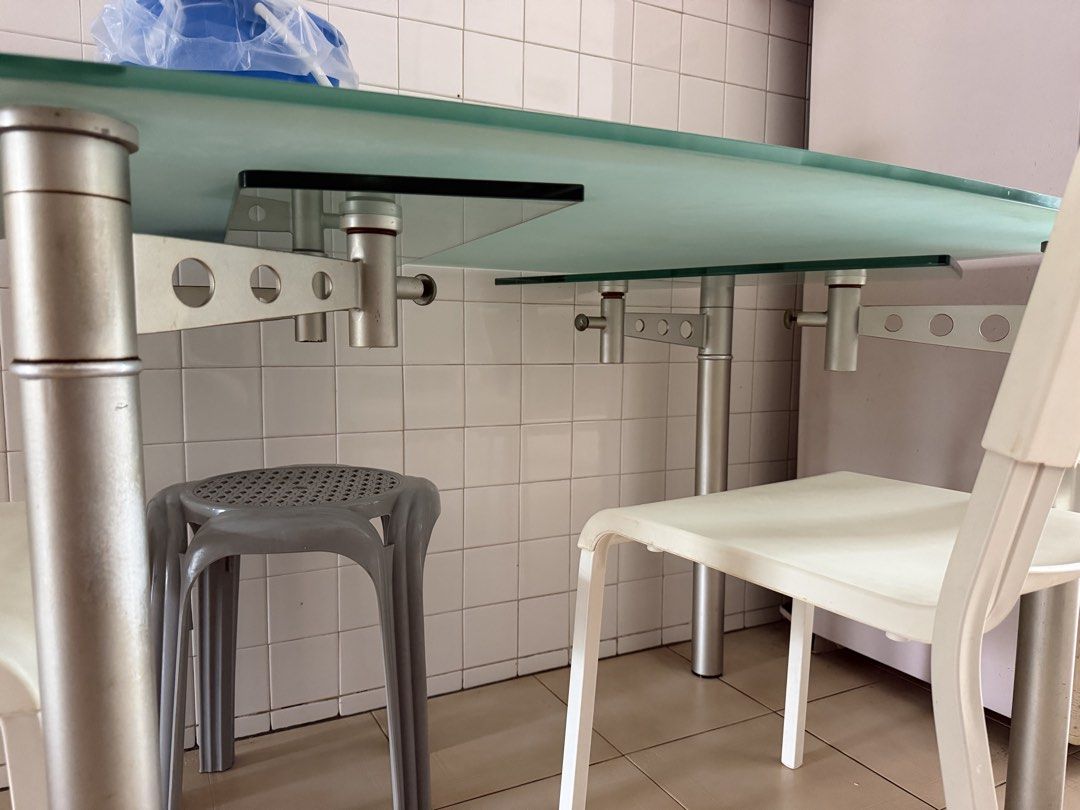 Dining Table (Category: Tables & Sets) located in Singapore. Submitted by yukispot (Listing ID 1450139657, Image 2). Description: Length - 118cm Width - 83cm Height - 75cm Extendable.