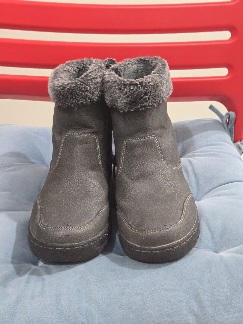 Grey Faux Fur Lined Winter Boots (Category: Boots) located in Rizal. Submitted by marrenkeithly (Listing ID 1450210912, Image 1). Description: - Comfy grey boots - Soft faux fur lining for warmth - Easy slip-on design - Ideal for casual wear - Minor scuffs on toe area.