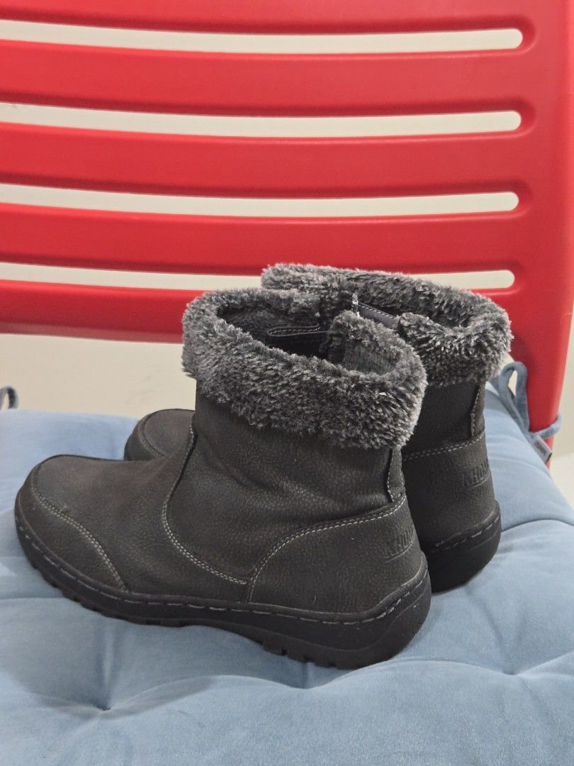 Grey Faux Fur Lined Winter Boots (Category: Boots) located in Rizal. Submitted by marrenkeithly (Listing ID 1450210912, Image 3). Description: - Comfy grey boots - Soft faux fur lining for warmth - Easy slip-on design - Ideal for casual wear - Minor scuffs on toe area.