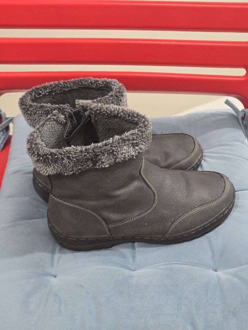 Grey Faux Fur Lined Winter Boots (Category: Boots) located in Rizal. Submitted by marrenkeithly (Listing ID 1450210912, Image 2). Description: - Comfy grey boots - Soft faux fur lining for warmth - Easy slip-on design - Ideal for casual wear - Minor scuffs on toe area.