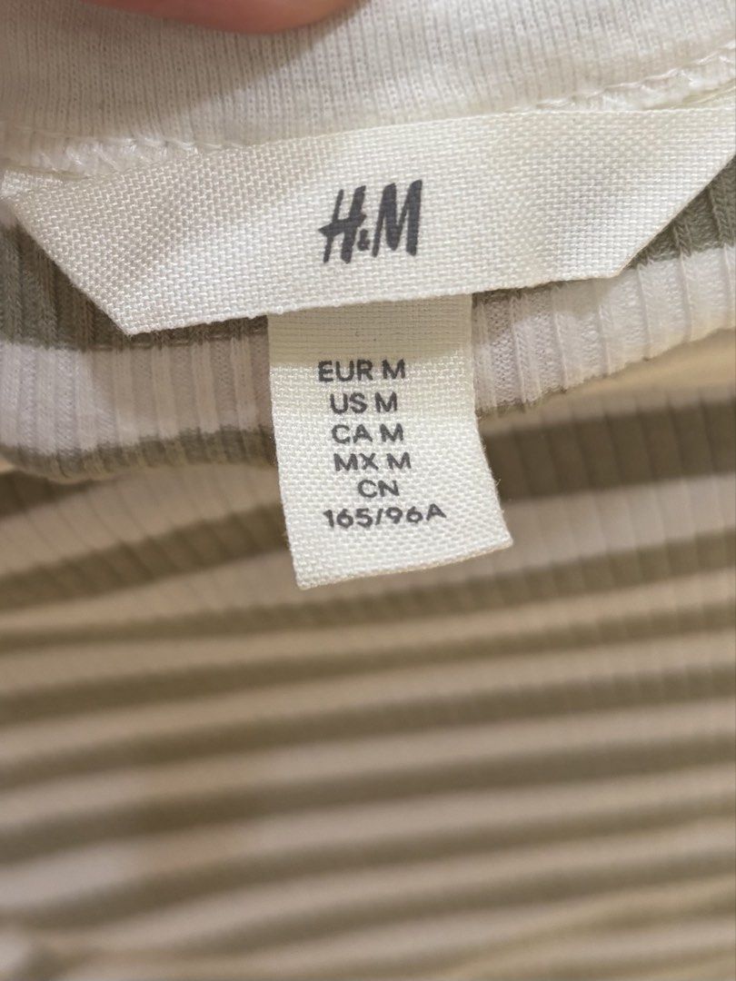 H&M Striped Long Sleeve Top (Category: Longsleeves) located in Mandaue City. Submitted by offthehanger26 (Listing ID 1450185183, Image 2). Description: - Never used - Can fit small to medium frames - Perfect for the rainy season - Great for layering and wearing alone.