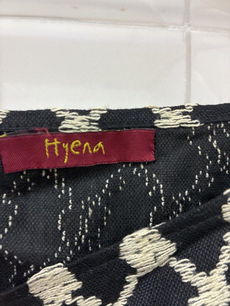 Hyena （分類：其他上衣）位於 Hong Kong。 由 tk_shop 提交（商品編號 1450276669，圖片 3）。簡介： 泰國品牌Hyena 超有型款式一年四季都可以着冬天可以加長袖衫打底，夏天可以單着印度製。