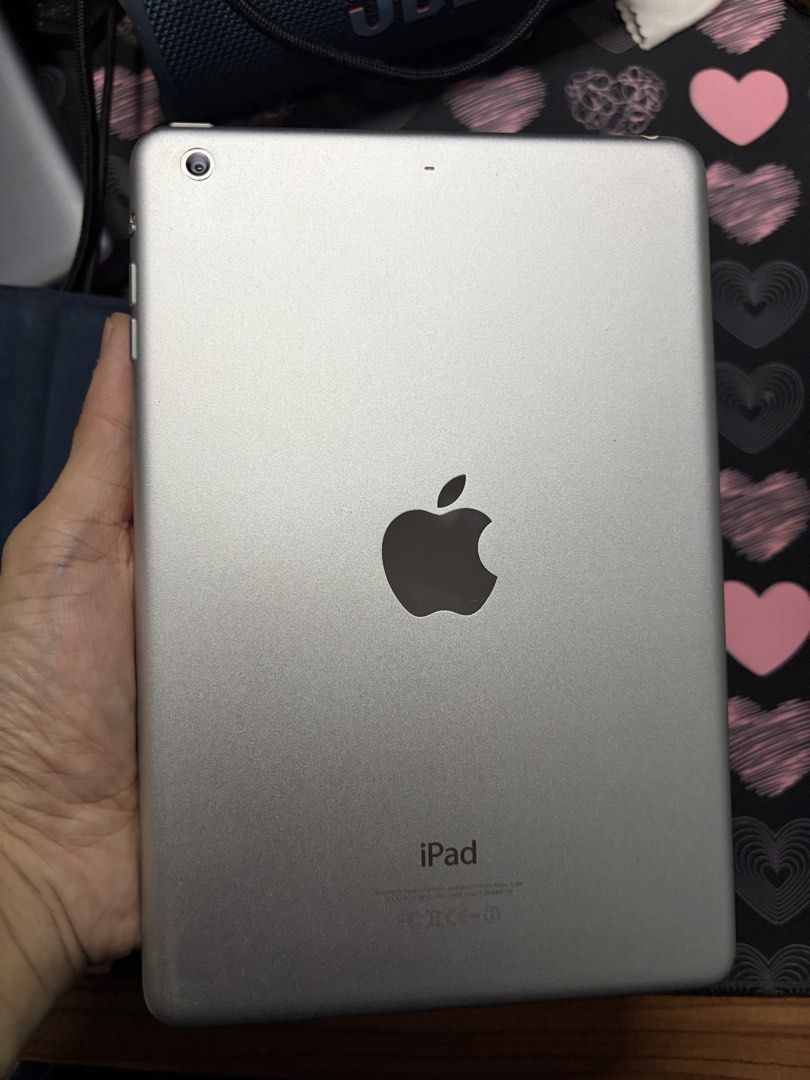 Ipad mini 2 (Category: iPad) located in Valenzuela. Submitted by tonshingwa (Listing ID 1450281634, Image 2). Description: Ipad mini 2 unit only po Para kang bumili ng bago Pwede pang youtube para karaoke Spotify Pang baby para panuodan Makunat batt like new .