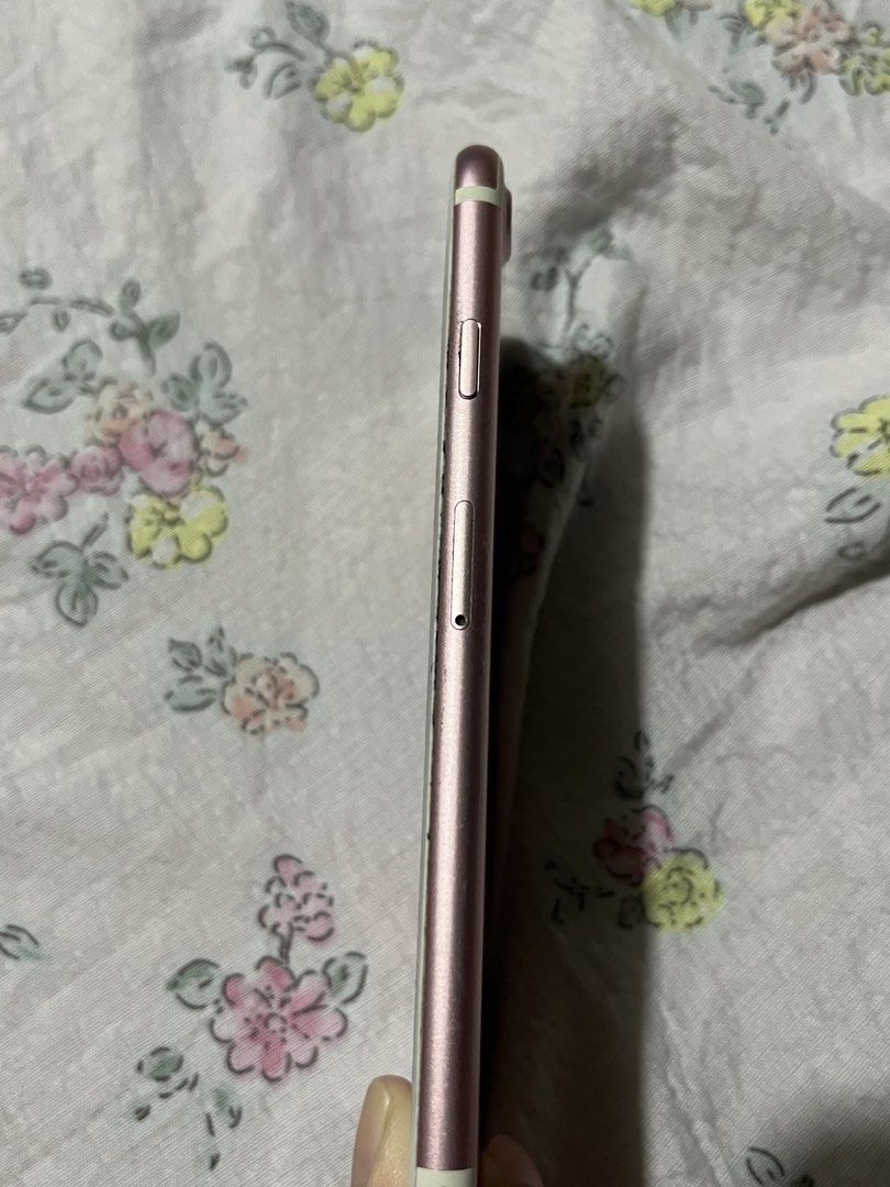 iphone 7 Rose Gold 32gb (Category: iPhone 7 Series) located in Manila. Submitted by aquiibearshie (Listing ID 1450269439, Image 3). Description: Hi! I’m selling my iphone 7! good for aesthetic photos and digi cam quality! Can also do swap for iphone X:)) willing to add cash! Issue: Some scratches and 65% batt health‼️ Still negotiable for sure buyer:).