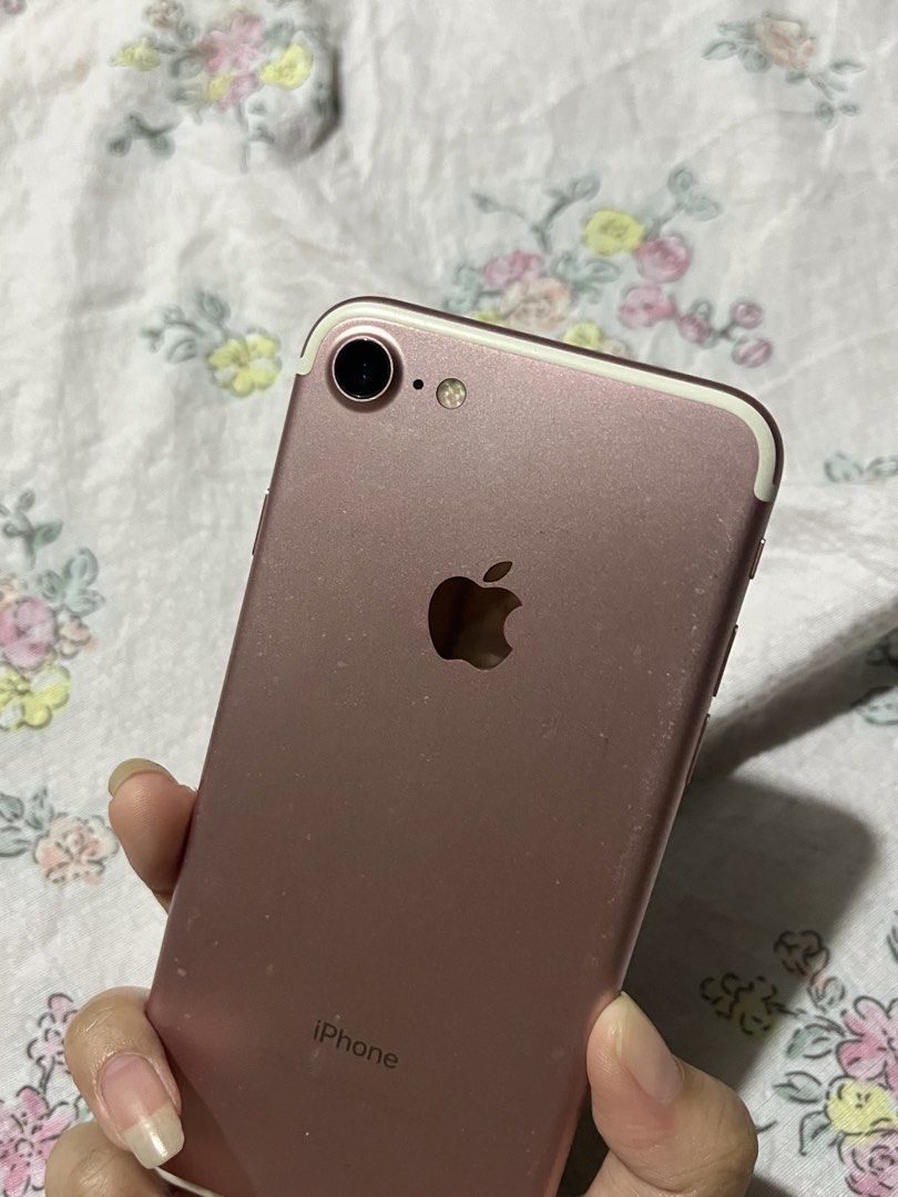 iphone 7 Rose Gold 32gb (Category: iPhone 7 Series) located in Manila. Submitted by aquiibearshie (Listing ID 1450269439, Image 2). Description: Hi! I’m selling my iphone 7! good for aesthetic photos and digi cam quality! Can also do swap for iphone X:)) willing to add cash! Issue: Some scratches and 65% batt health‼️ Still negotiable for sure buyer:).