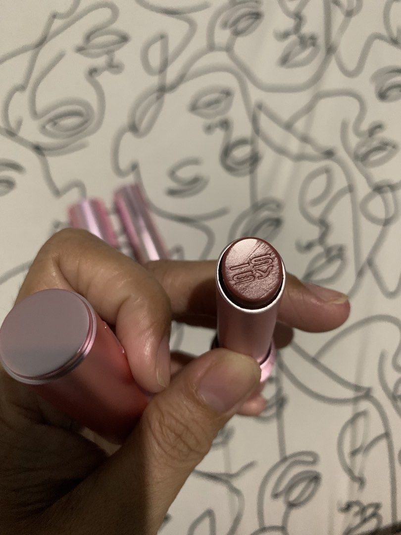 Issy cowgirl lippies set (Category: Makeup) located in Baliuag. Submitted by pamelapenaflorida2198 (Listing ID 1450185118, Image 2). Description: Naswatch lang yung bullet. Pero brandnew lahat. Not used. May minimal scratches lang yung gloss. Sensitive yung rosegold packaging nila. Sold as set Bought this for ₱755 Rfs. Madami na lippies. Need funds Natapon ko na yung box..