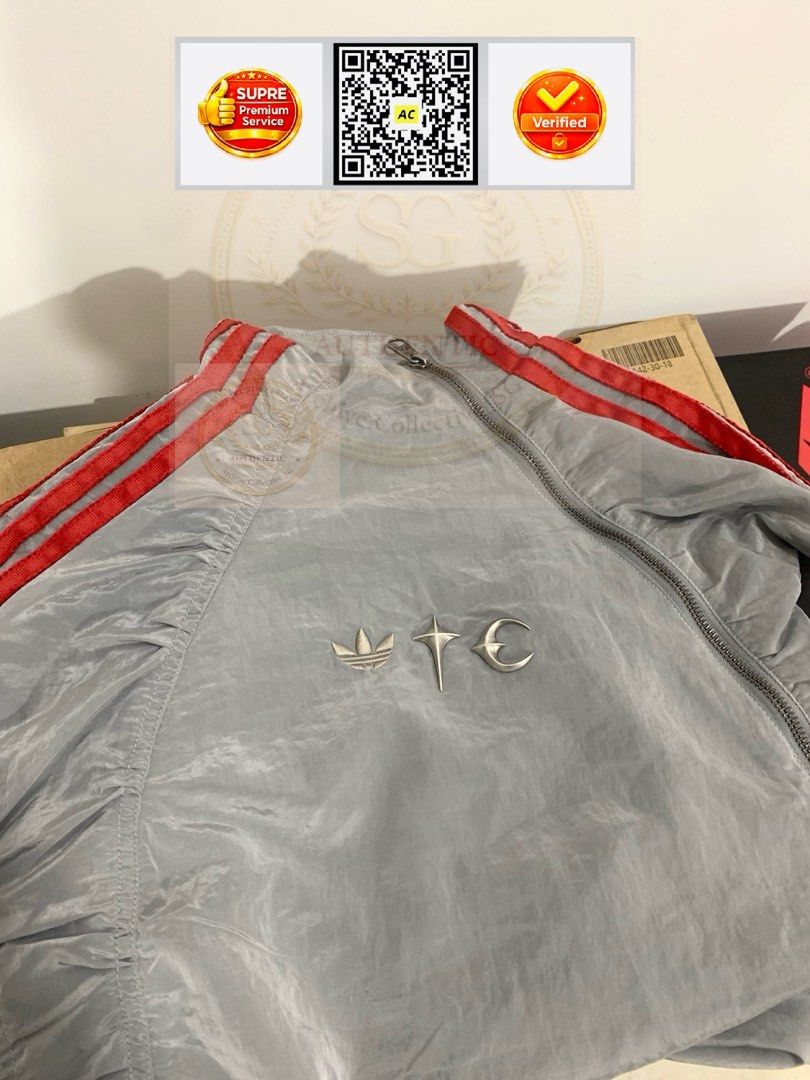 Jacket (Category: Coats, Jackets and Outerwear) located in Singapore. Submitted by archive.collective_sg (Listing ID 1450259594, Image 3). Description: .