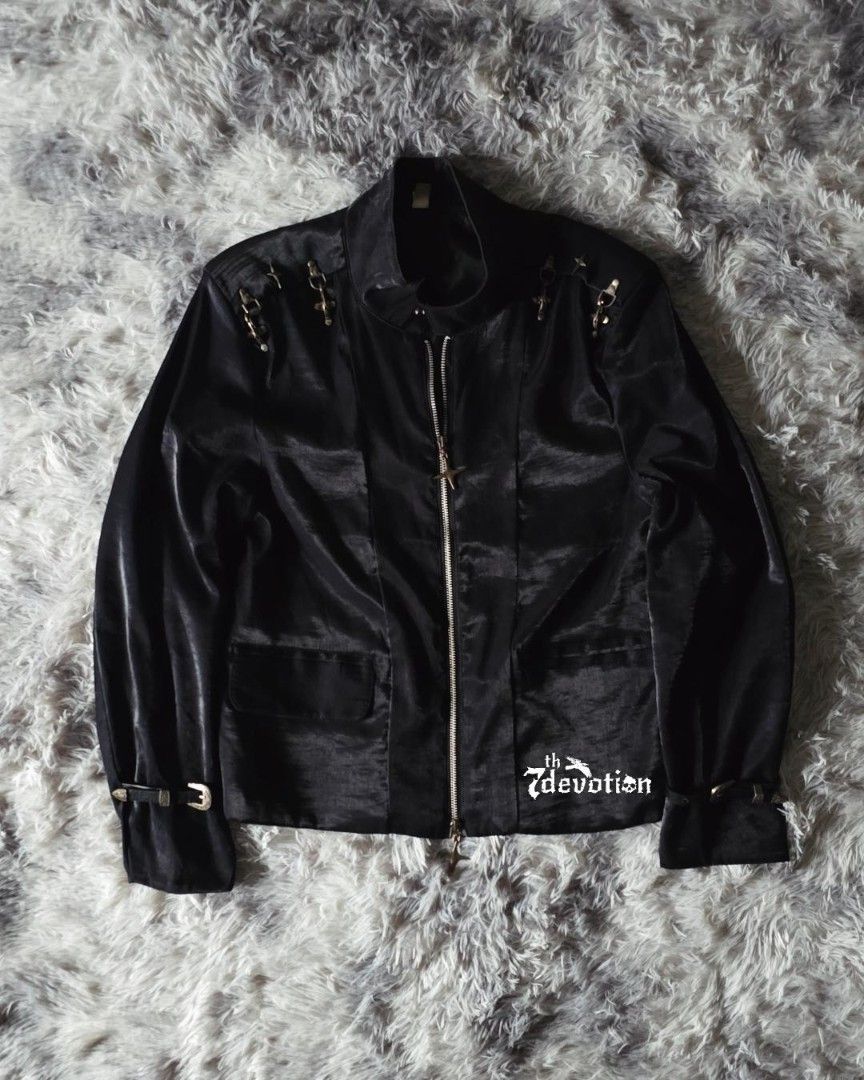 JACKET PADDED SHOULDER [NO ID] (Category: Coats, Jackets and Outerwear) located in Manila. Submitted by 7thdevotion (Listing ID 1450158126, Image 1). Description: issue: the zipper pull tab is a bit dull color & size: black, medium condition: good 250 + sf ig: @7thdevotion.