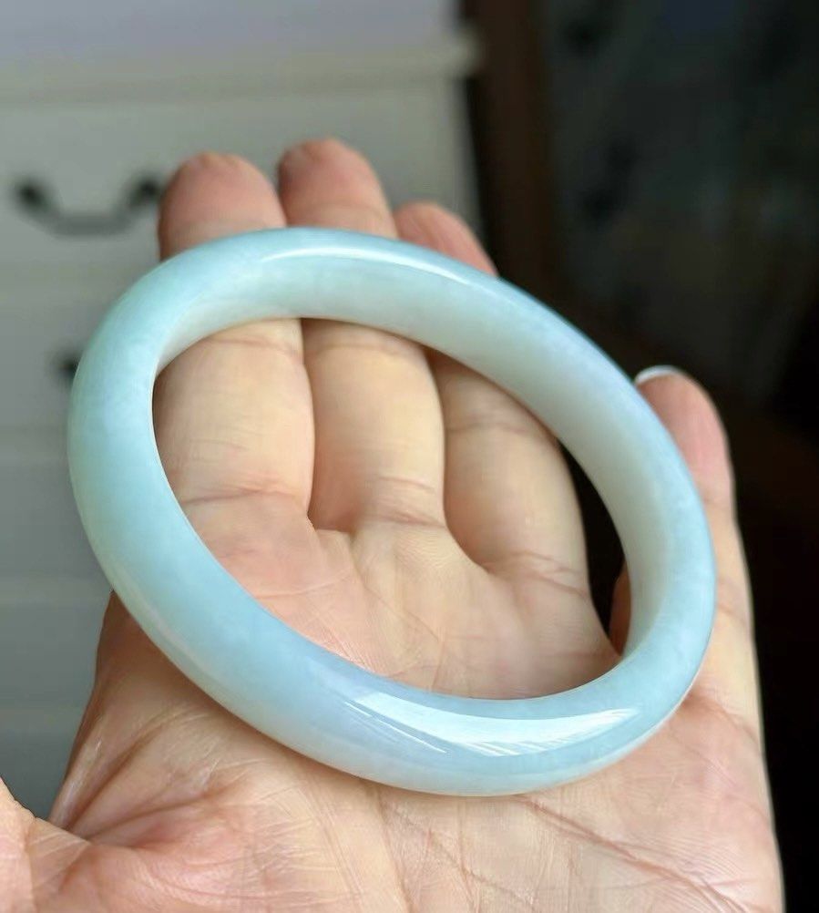 Jadeite Bangle (Category: Precious Stones) located in Petaling Jaya. Submitted by dthsjade (Listing ID 1450254021, Image 2). Description: 58.7圈口淡蓝绿翡翠正圈手镯，条宽11.7条厚8.2，小泥鳅背版型。老坑料细糯化种水，种很老肉质细腻有胶润感，底子全部化开无肉眼可见棉和晶体结构。整圈都是均匀的淡蓝绿色，蓝多绿少，颜色靓丽不灰不暗，配上胶润细腻的底子，属于有种有色的日常小精品，清清爽爽很衬肤色也很好搭配衣服。品相完美没有任何需要包容的纹裂瑕疵，无脏杂矿点，无棉线色线。全新未使用佩戴，保缅甸A货翡翠支持复检，非A包退，带GTC权威证书，果机原相机室内自然光实拍无美颜滤镜.
