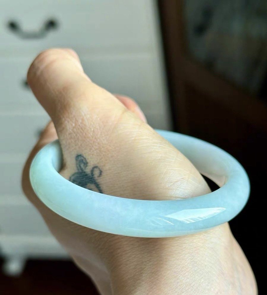 Jadeite Bangle (Category: Precious Stones) located in Petaling Jaya. Submitted by dthsjade (Listing ID 1450254021, Image 1). Description: 58.7圈口淡蓝绿翡翠正圈手镯，条宽11.7条厚8.2，小泥鳅背版型。老坑料细糯化种水，种很老肉质细腻有胶润感，底子全部化开无肉眼可见棉和晶体结构。整圈都是均匀的淡蓝绿色，蓝多绿少，颜色靓丽不灰不暗，配上胶润细腻的底子，属于有种有色的日常小精品，清清爽爽很衬肤色也很好搭配衣服。品相完美没有任何需要包容的纹裂瑕疵，无脏杂矿点，无棉线色线。全新未使用佩戴，保缅甸A货翡翠支持复检，非A包退，带GTC权威证书，果机原相机室内自然光实拍无美颜滤镜.