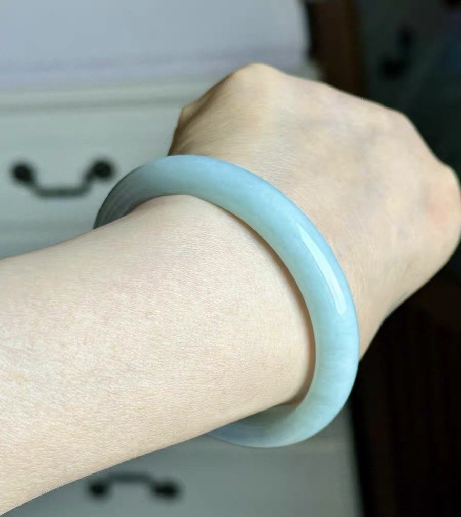 Jadeite Bangle (Category: Precious Stones) located in Petaling Jaya. Submitted by dthsjade (Listing ID 1450254021, Image 3). Description: 58.7圈口淡蓝绿翡翠正圈手镯，条宽11.7条厚8.2，小泥鳅背版型。老坑料细糯化种水，种很老肉质细腻有胶润感，底子全部化开无肉眼可见棉和晶体结构。整圈都是均匀的淡蓝绿色，蓝多绿少，颜色靓丽不灰不暗，配上胶润细腻的底子，属于有种有色的日常小精品，清清爽爽很衬肤色也很好搭配衣服。品相完美没有任何需要包容的纹裂瑕疵，无脏杂矿点，无棉线色线。全新未使用佩戴，保缅甸A货翡翠支持复检，非A包退，带GTC权威证书，果机原相机室内自然光实拍无美颜滤镜.